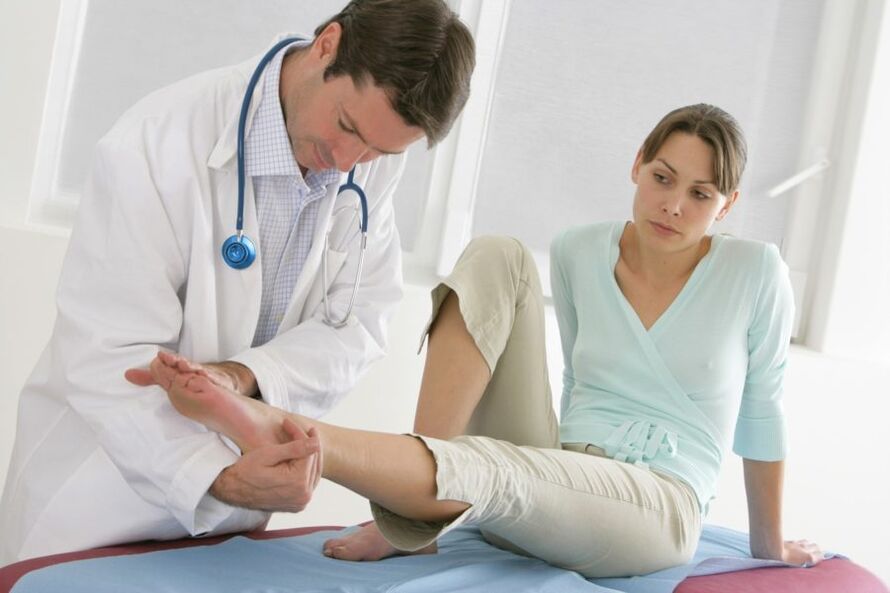 Untersuchung eines Patienten mit Nagelpilz